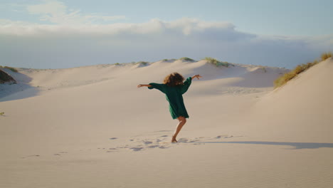 Bailarina-Moderna-Interpretando-Dunas-Del-Desierto-Un-Día-De-Verano-A-Distancia.-Chica-Bailando.