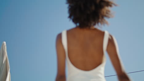 Verschwommenes,-Glückliches-Strandmädchen-Bei-Klarem-Himmel-In-Nahaufnahme.-Fröhliche-Frau-Genießt-Den-Sommer