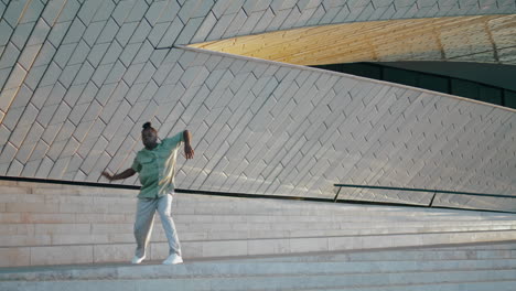 Chico-Expresivo-Bailando-Escaleras-Estadio-Verticalmente.-Persona-Realizando-Coreografía