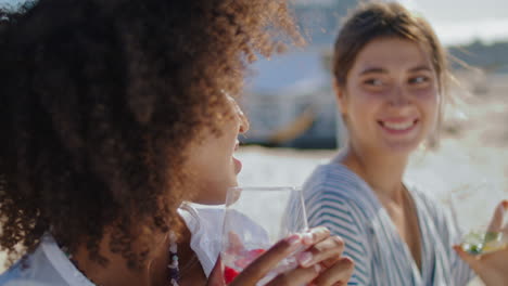 Chicas-Felices-Tintineando-Vasos-En-El-Primer-Plano-De-La-Luz-Del-Sol-De-Verano.-Feliz-Pareja-Lgbt-Descansando