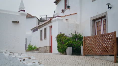 Weiße-Mediterrane-Stadtstraße,-Orientalische-Außenansicht,-Vertikale-Ansicht.-Friedliche-Reisestadt