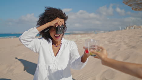 Mädchen-Machen-Strandfotos-An-Der-Meeresküste.-Glückliche-Afroamerikanerin-Mit-Kamera