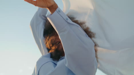 Chica-Bailando-Tela-Revoloteando-Delante-Del-Cielo-De-Verano-De-Cerca.-Mujer-Actuando.