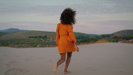 Mujer-Jogging-Desierto-De-Arena-En-El-Crepúsculo-De-Verano.-Chica-Desconocida-Agachada-Sobre-La-Arena.