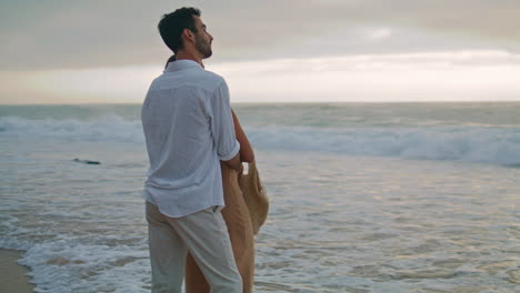 Amantes-Románticos-Que-Datan-En-La-Playa-Nocturna-Del-Océano.-Hombre-Latino-Abrazando-A-Una-Mujer-Desconocida