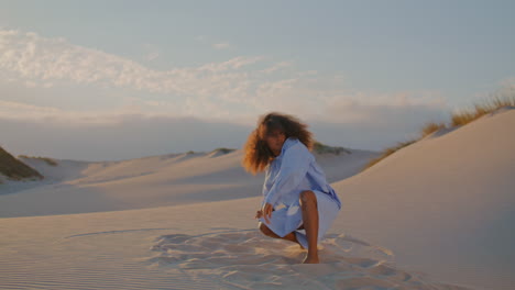 Bailarina-Apasionada-Realizando-Estilo-Libre-En-El-Desierto-Al-Atardecer.-Mujer-Bailando.