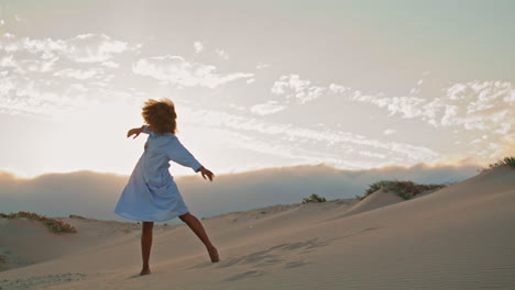 Tänzerin-Wirft-Sand-Und-Tritt-Bei-Sommersonnenuntergang-Auf-Den-Dünen-Auf.-Frau-Tanzt.