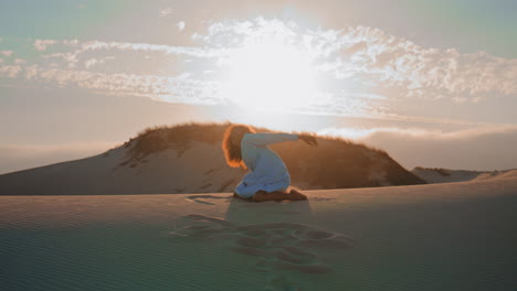 Silueta-Mujer-Bailando-Puesta-De-Sol-En-El-Desierto.-Chica-Realizando-Danza-Emocional.