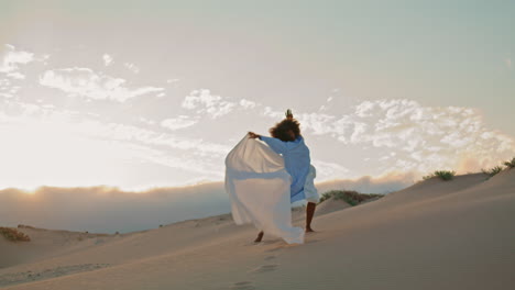 Chica-Artista-Bailando-Tela-Ondeando-El-Viento-En-El-Cielo-Del-Atardecer-En-El-Desierto-De-Arena.