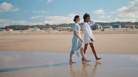 Mujeres-Despreocupadas-Yendo-Juntas-A-La-Playa-En-Verano.-Hermosa-Pareja-Lgbt-Descansando