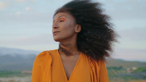 Retrato-De-Mujer-Mirando-La-Cámara-Frente-Al-Cielo-Nublado-Gris.-Chica-Africana-Posando.