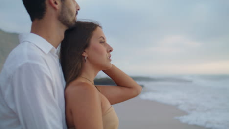 Sinnliche-Lieblinge-Genießen-Stürmischen-Strand-Am-Meer-In-Nahaufnahme.-Sexy-Frau-Schaut-In-Die-Kamera