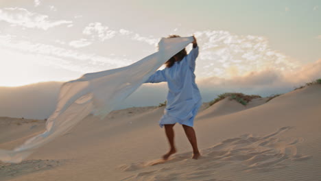 Actuación-De-Bailarina-Revoloteando-Tela-En-La-Neblina-Del-Verano-Del-Desierto.-Mujer-Bailando-Moderna.