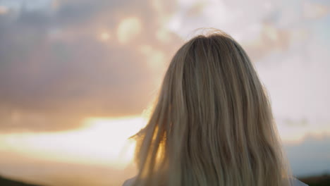 Attraktive-Dame-Genießt-Sonnenuntergang-Am-Himmel-In-Nahaufnahme.-Blonde-Frau-Schaut-Abends-In-Die-Kamera