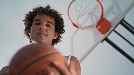 Basketball-Typ-Macht-Pause-Im-Freien,-Porträt.-Junger-Mann-Wirft-Ball-Im-Stadion