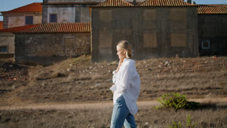 Señora-Tranquila-Caminando-Paisaje-Solo-Vertical.-Mujer-Rubia-Pasando-Vacaciones