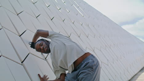 Formación-De-Bailarinas-De-Rastas-En-Arquitectura-Urbana.-Hombre-Afroamericano-Bailando