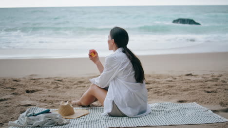 Frau-Entspannt-Sich-Am-Strand-Bei-Einem-Picknick-Auf-Einer-Decke.-Mädchen-Genießt-Früchte-Am-Strand