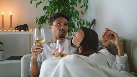 Felices-Recién-Casados-Disfrutando-De-La-Sala-De-Velas-Por-La-Noche.-Pareja-Casada-Bebiendo-Alcohol