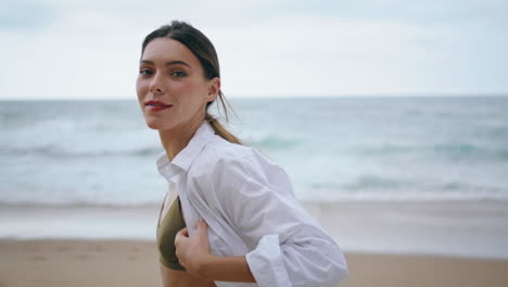 Mujer-Feliz-Caminando-Por-La-Playa-Con-Camisa-Blanca-De-Cerca.-Gentil-Paseo-De-Dama-Vertical