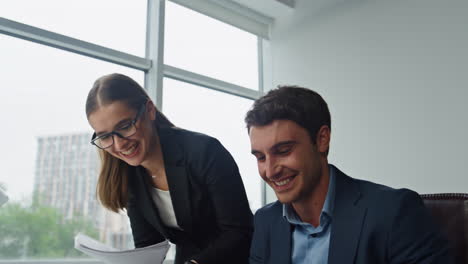 Büroteam-Feiert-Erfolg,-Nahaufnahme.-Fröhliche-Kollegen-Geben-High-Five