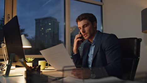 Trabajador-De-Oficina-Que-Se-Queda-Hasta-Tarde-Discutiendo-El-Proyecto.-Empresario-Cansado-Frotándose-Los-Ojos