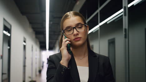 Closeup-businesswoman-talking-phone-in-office.-Sales-manager-calling-client