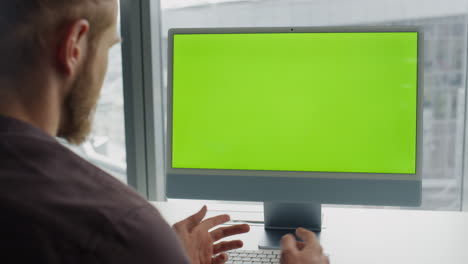 Mann-Führt-Videoanrufe-Mit-Chromakey-Computer-Im-Büro-Durch.-Unbekannter-Spezialist-Führt-Videoanruf-Durch