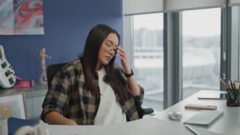 Angry-copywriter-throwing-pencil-table-workplace.-Nervous-woman-feeling-stressed