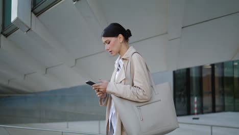 Teléfono-Inteligente-De-Mensajería-De-Empresaria-Afuera.-Mujer-Preocupada-De-Pie-Verticalmente