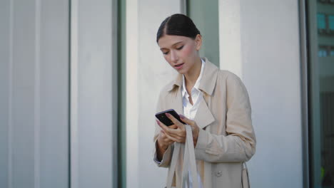 Geschäftsfrau,-Die-Am-Telefon-Steht-Und-Vertikal-In-Der-Stadt-Steht.-Mädchen-Spricht-Mit-Smartphone.