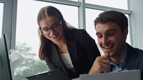 Gerentes-Financieros-Analizando-Datos-En-Retratos-Por-Computadora.-Equipo-De-Trabajo-Sonriente