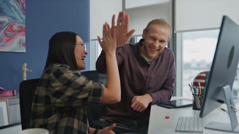 Laughing-startupers-videocalling-computer-hipster-flat.-Colleagues-giving-five