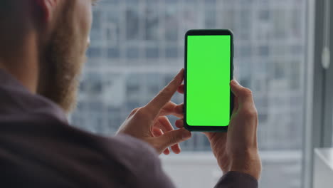 Manos-De-Un-Tipo-Barbudo-Usando-Un-Teléfono-De-Pantalla-Verde-En-El-Interior.-Hombre-Revisando-La-Pantalla-De-La-Maqueta