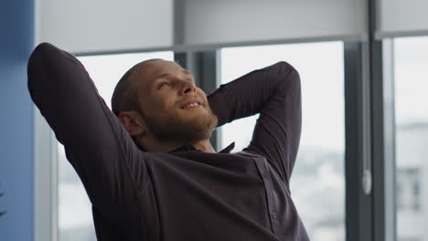 Creador-Relajado-Tomando-Un-Descanso-En-El-Primer-Plano-De-La-Oficina.-Hombre-Poniendo-Las-Manos-Detrás-De-La-Cabeza