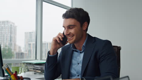 Gerente-Alegre-Hablando-Por-Teléfono-Celular-En-La-Oficina.-Feliz-Empresario-Finalizando-Llamada