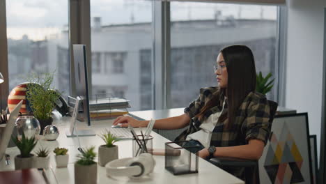 Chica-Seria-Mirando-La-Computadora-En-El-Lugar-De-Trabajo-De-Cerca.-Seminario-Web-De-Escucha-Para-Estudiantes