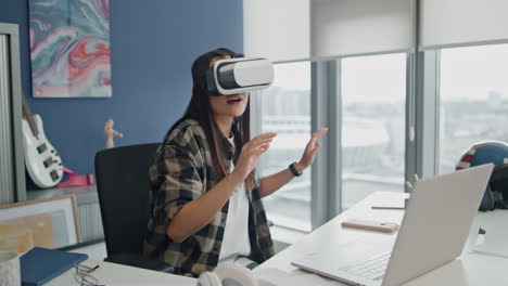 Amazed-girl-exploring-3d-space-at-office-closeup.-Streamer-trying-virtual-game