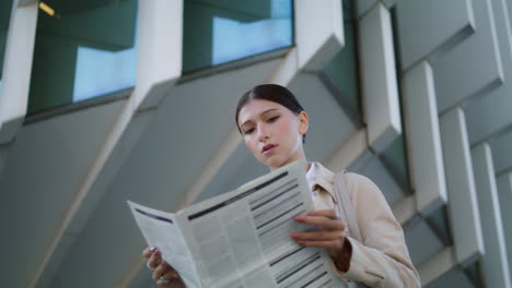 Frau-Liest-Zeitung-Auf-Der-Straße,-Nahaufnahme.-Geschäftsfrau,-Die-Zeitschriftenpresse-Einsetzt