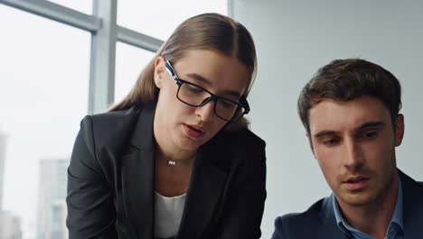 Mentor-De-La-Empresa-Trabajador-Docente-En-El-Primer-Plano-De-La-Oficina.-Asistente-Enfocado-Consultar-Jefe