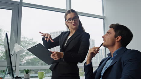 Professionelle-Manager-Planen-Gemeinsam-Ein-Projekt-Im-Büro.-Assistent-Macht-Sich-Notizen