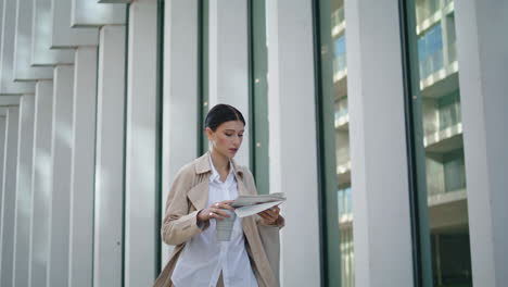 Empresaria-Caminando-Leyendo-El-Periódico-En-La-Calle.-Niña-Sosteniendo-La-Prensa-Verticalmente