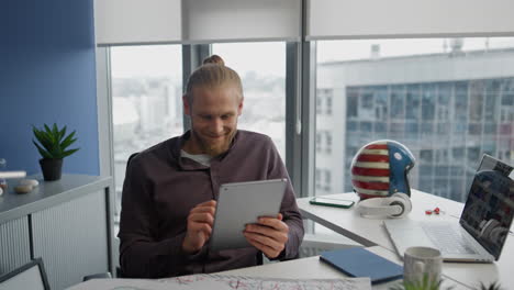 Positiver-Mann-Malt-Stift,-Digitales-Tablet-Im-Büro,-Nahaufnahme.-Designer-Arbeitsblock