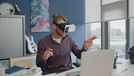 Entwickler-Erleben-Virtuelle-Realität-Im-Büro.-Konzentrierter-Mann-Erkundet-Die-Zukunft
