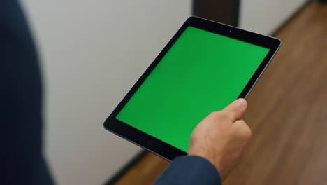 Geschäftsmann-Hält-Tablet-In-Der-Hand,-Nahaufnahme-Des-Chroma-Key-Bildschirms.-Mann-Schaut-Online