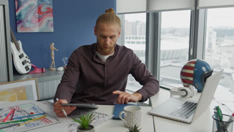 Ernster-Mann,-Der-Mit-Laptop-In-Einer-Stadtwohnung-Arbeitet,-Nahaufnahme.-Retuscheur-Berührt-Display