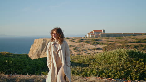 Chica-Elegante-Caminando-Por-La-Montaña-Del-Océano-Bajo-La-Luz-Del-Sol-Vertical.-Mujer-Sonriente-Romantica