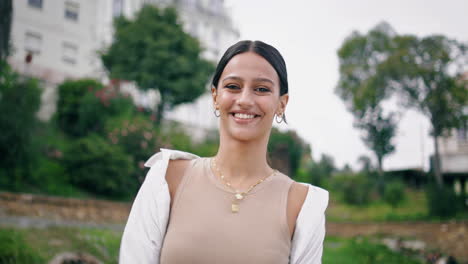 Retrato-Mujer-Emocionada-Bailando-En-El-Callejón-Del-Parque.-Niña-Feliz-Sonriendo-Cámara