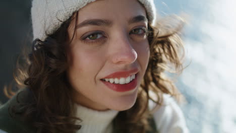 Retrato-Niña-Sonriente-Con-Vista-Al-Mar.-Hermosa-Mujer-De-Viaje-Mirando-La-Cámara-En-El-Acantilado