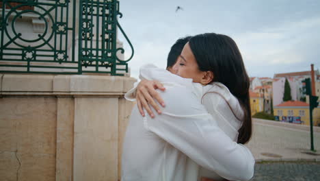 Pareja-Romántica-Abrazándose-En-El-Primer-Plano-Vertical-De-La-Ciudad.-Personas-Casadas-El-Día-De-La-Boda